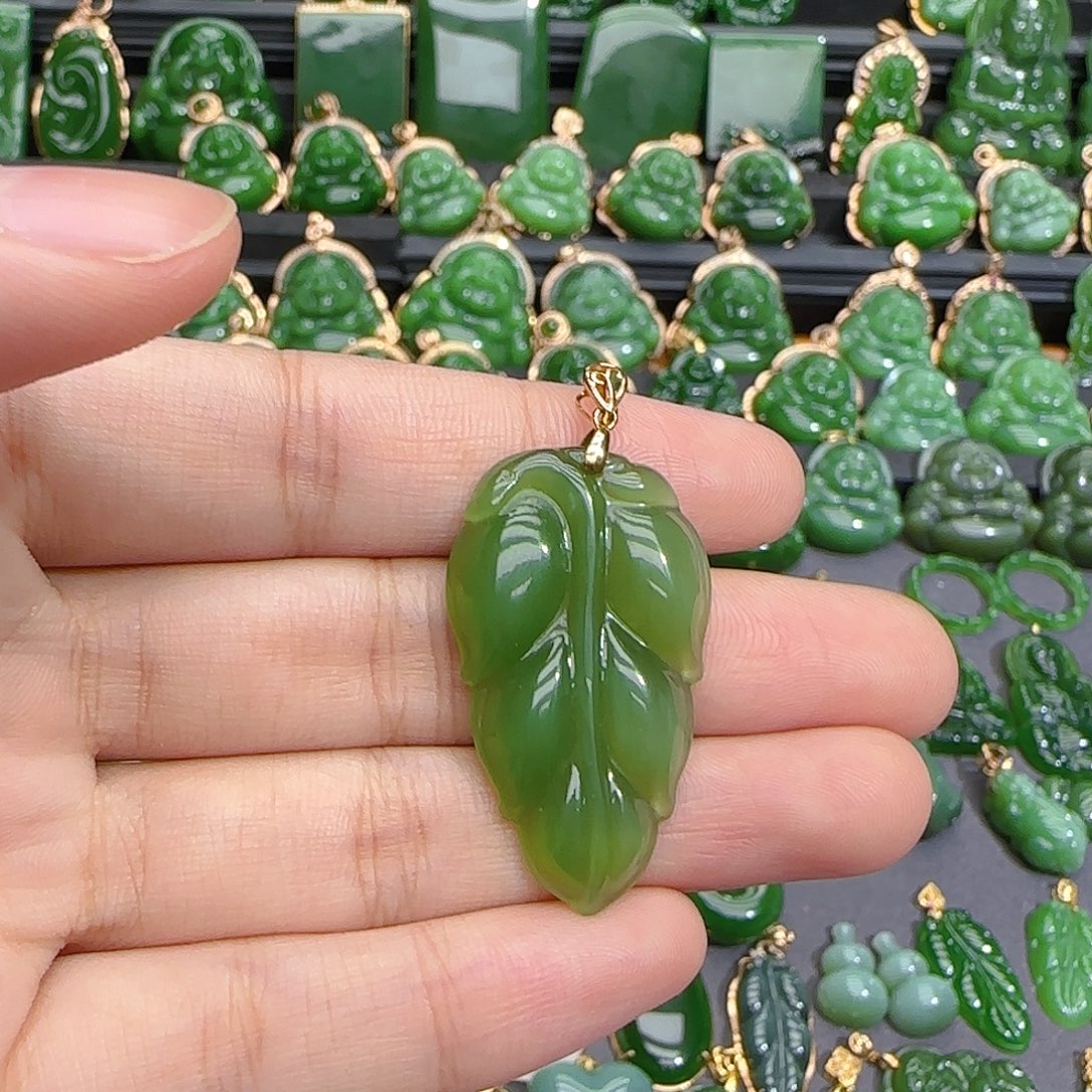 颈饰18K金镶嵌和田玉（碧玉）