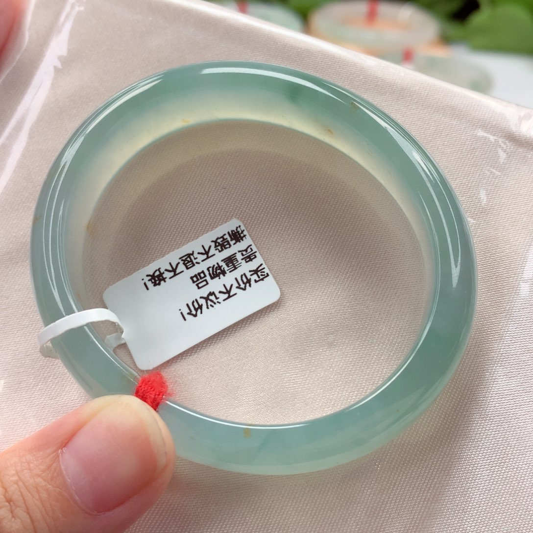 翡翠手镯（贵妃镯）未镶嵌冰透湖水绿带洒金 性价比超高 喵喵