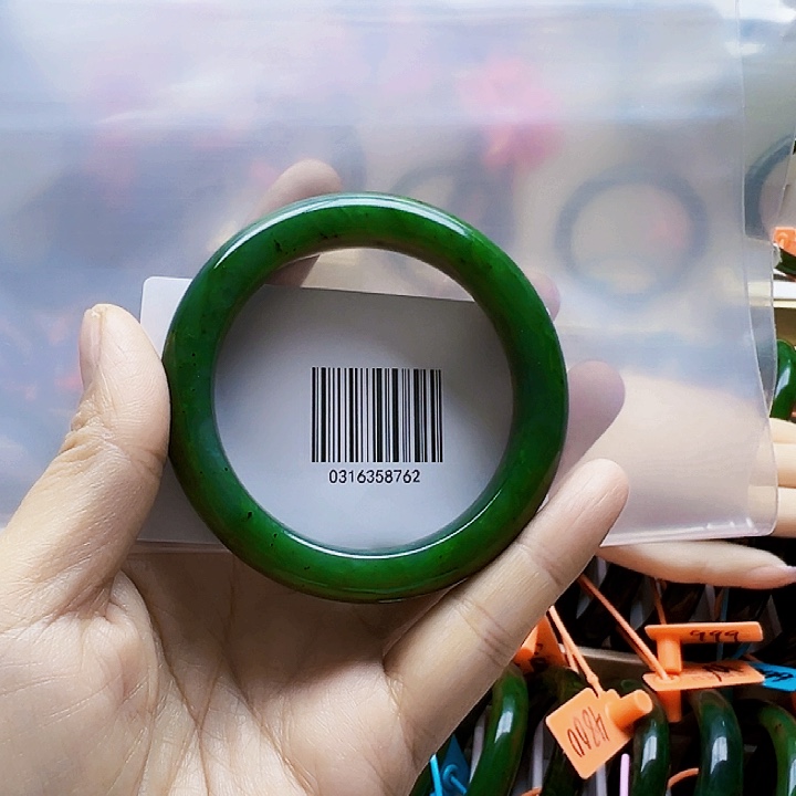 我***心和田玉未镶嵌手镯