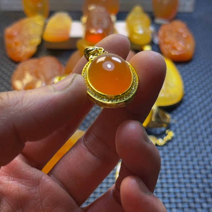 戒****石英质玉未镶嵌旦面