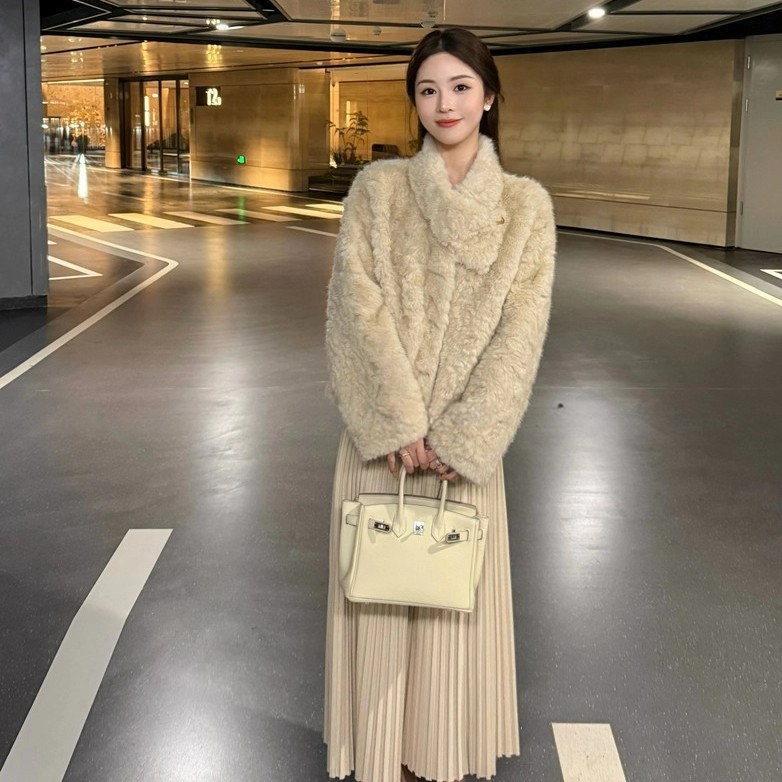 2025冬季韩版气质名媛风围巾领短款仿羊羔毛加厚环保毛毛大衣外套