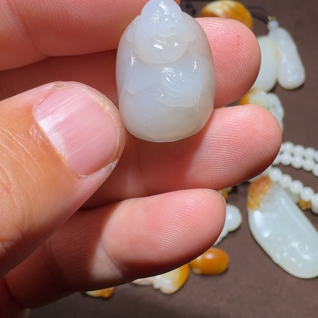 天***雨和田玉未镶嵌颈饰