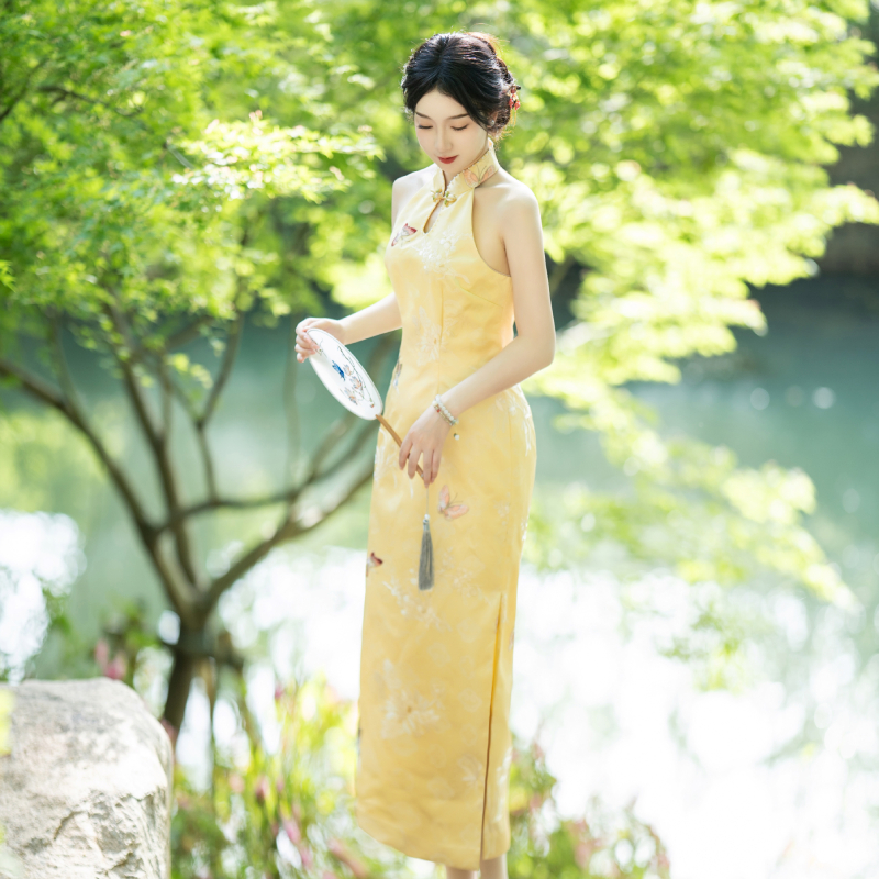 8861柠檬黄蝴蝶提花挂脖中国风旗袍新中式显瘦连衣裙质感约会晨袍
