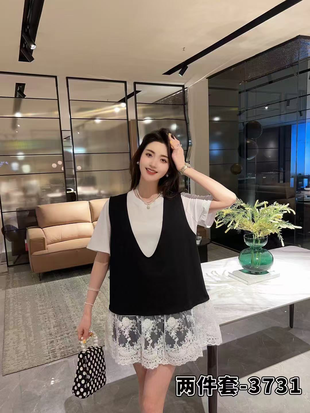 两件套气质网红时尚大码黑色马甲拼接蕾丝底摆打底衫