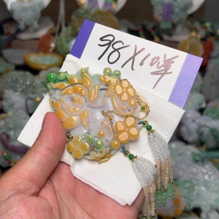 翡翠未镶嵌颈饰听**雨吊坠