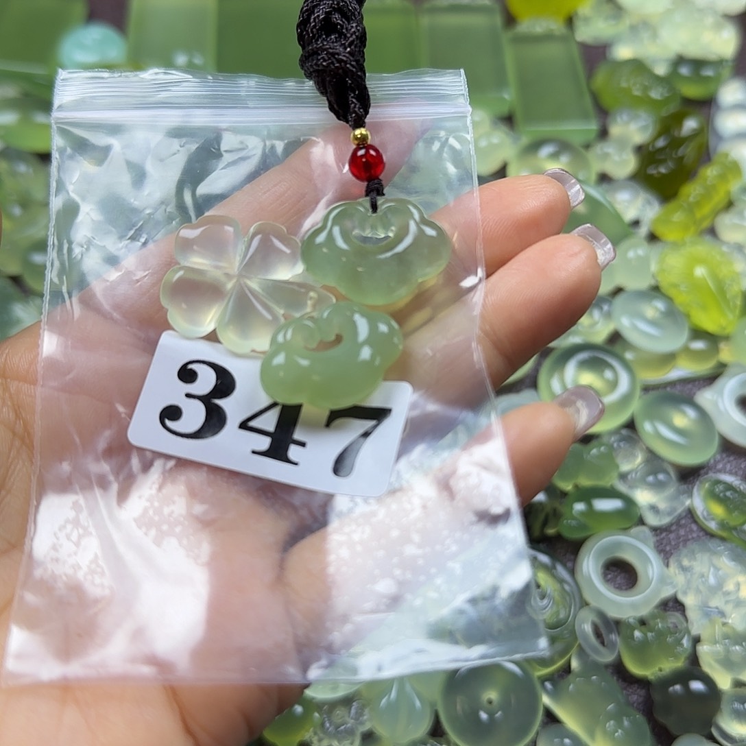 灿***烂蛇纹石玉未镶嵌岫玉吊坠