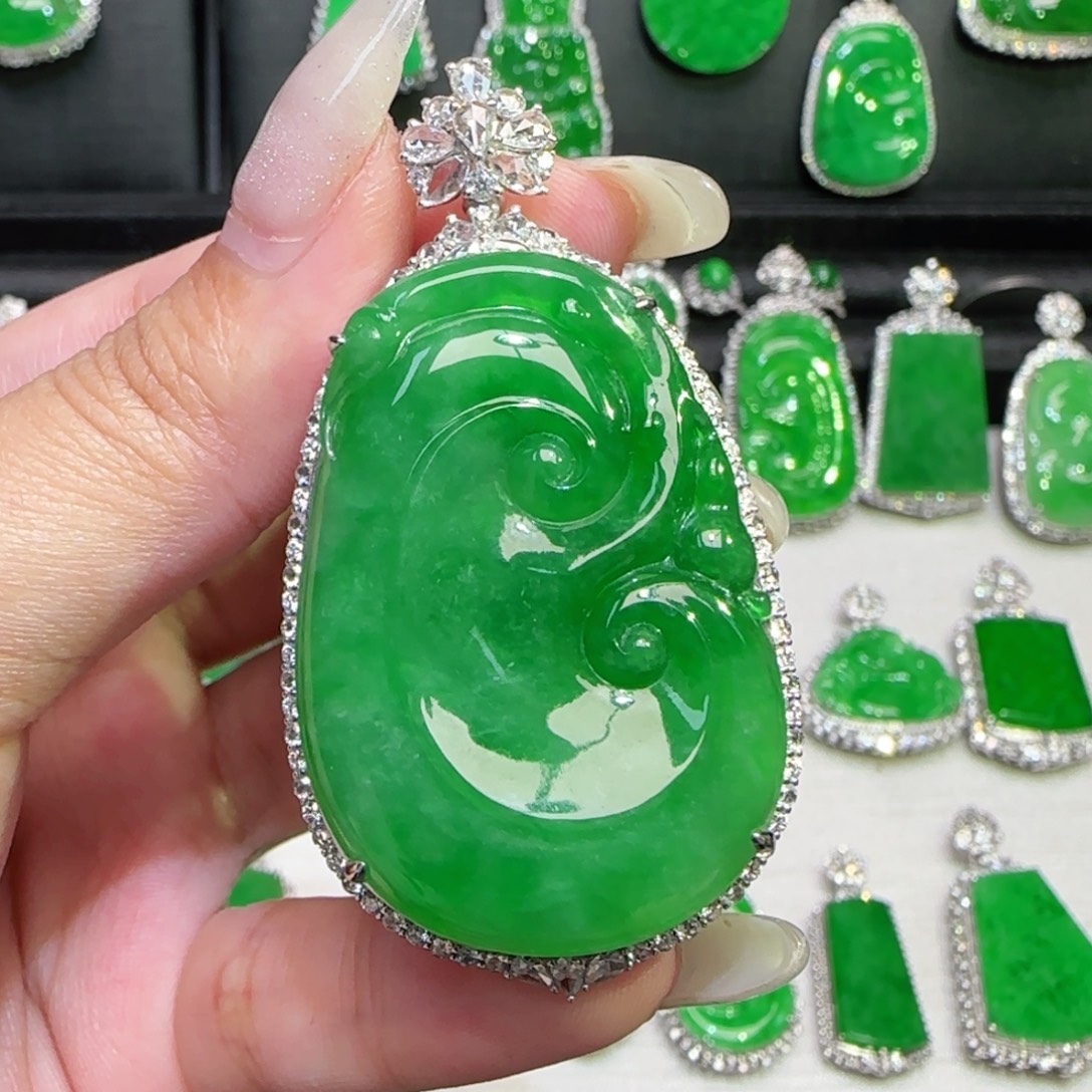 翡翠18K金镶嵌颈饰