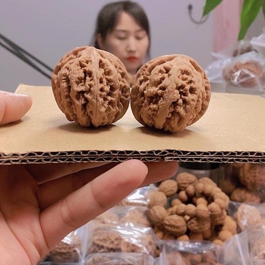 【闪购商品】把件文玩核桃41粗筋水尖黄