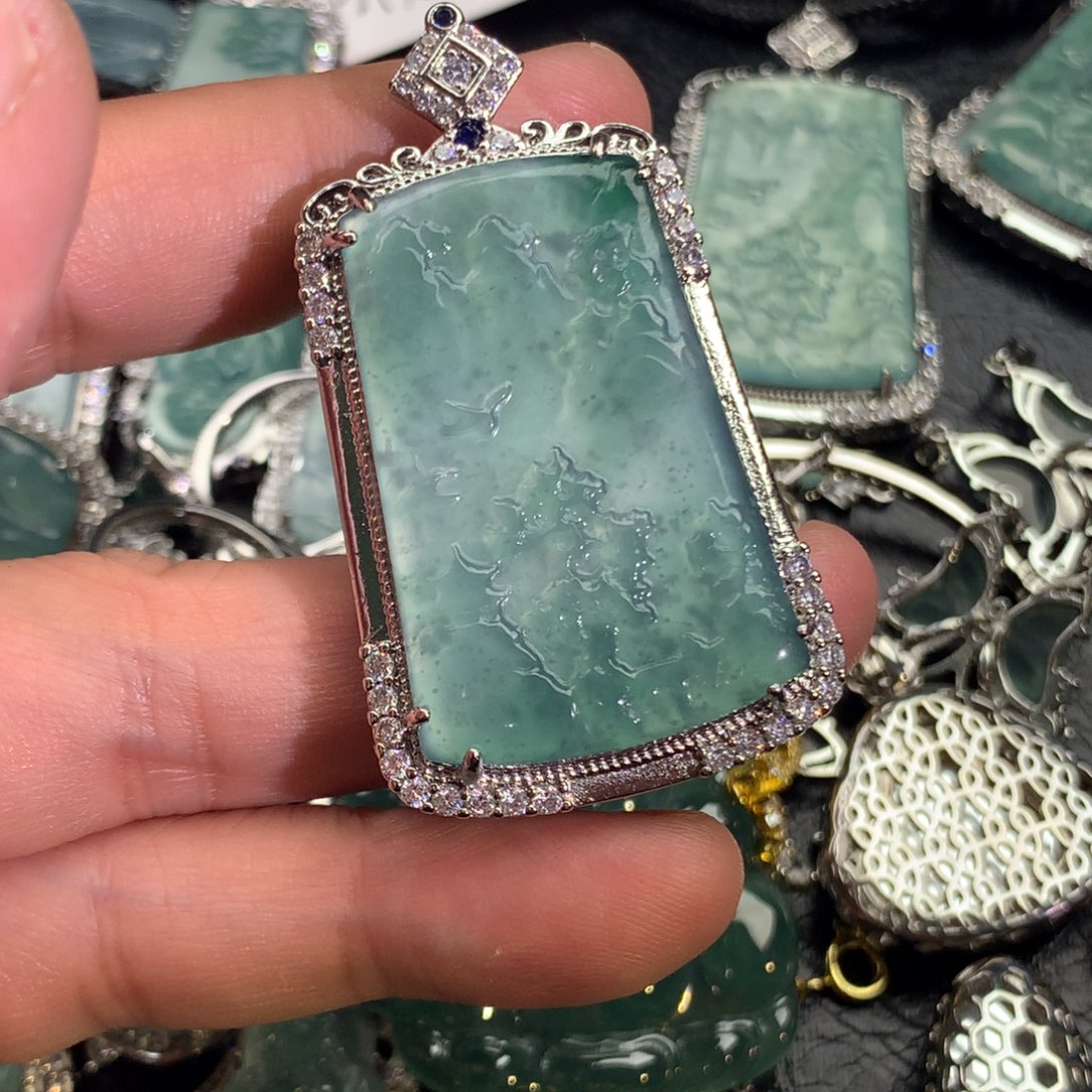 翡翠颈饰未镶嵌山水