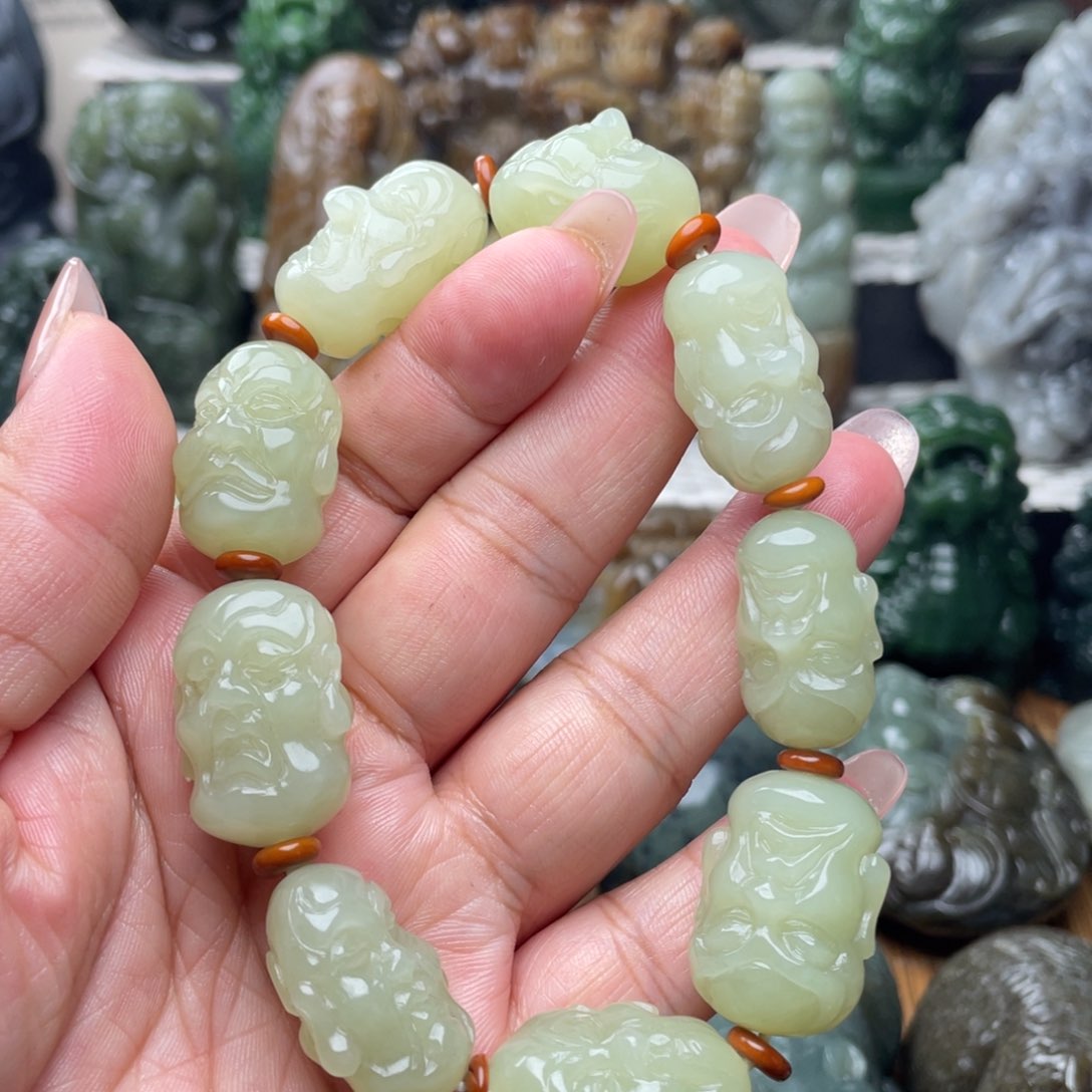 未镶嵌手串和田玉等*。