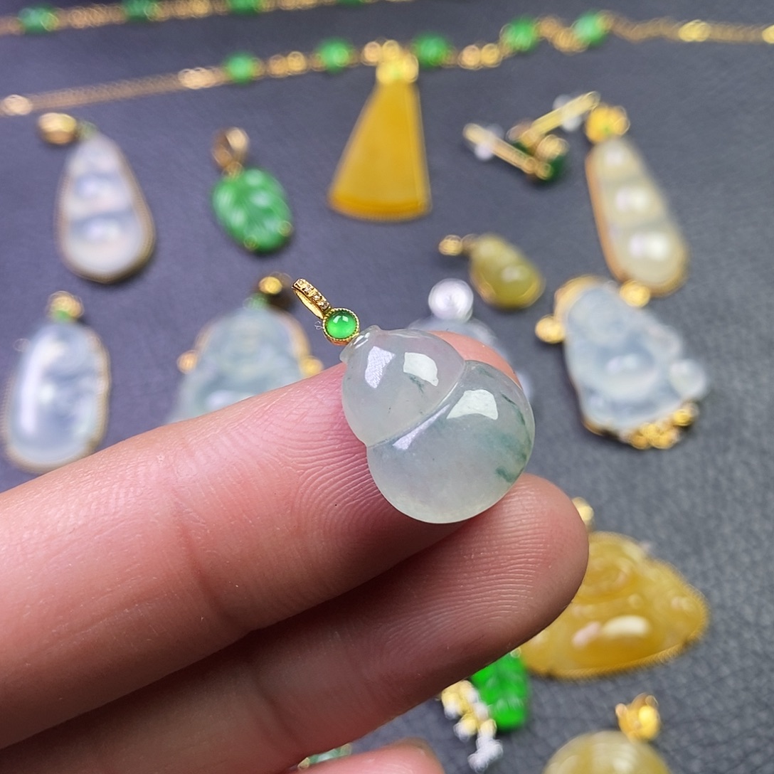 颈饰18K金镶嵌翡翠