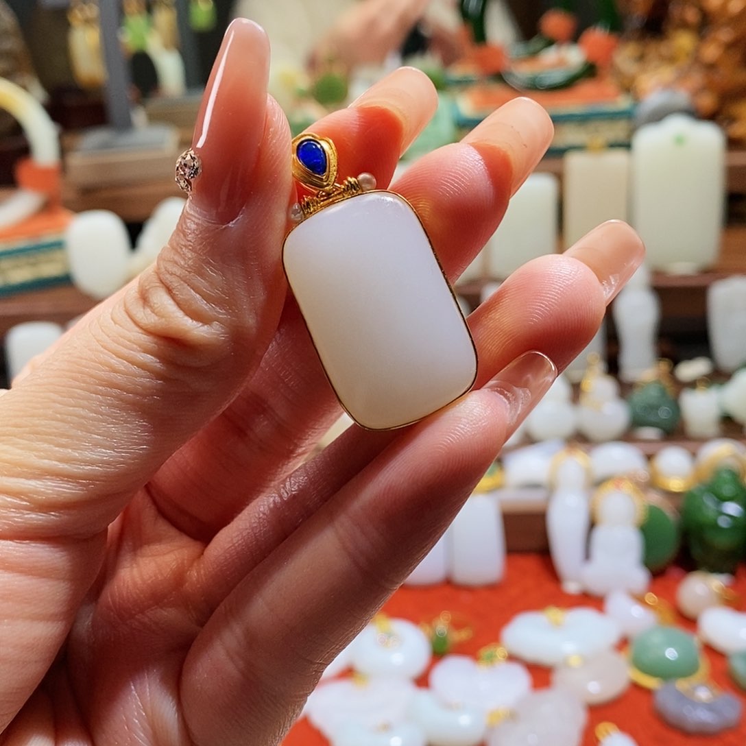 和田玉吊坠(不含链)18K金镶嵌爱****士