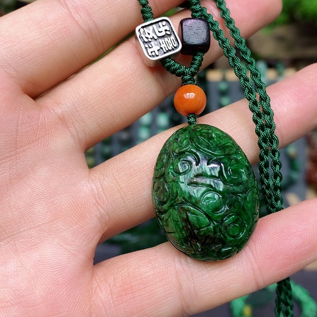 翡翠颈饰未镶嵌漂亮美眉