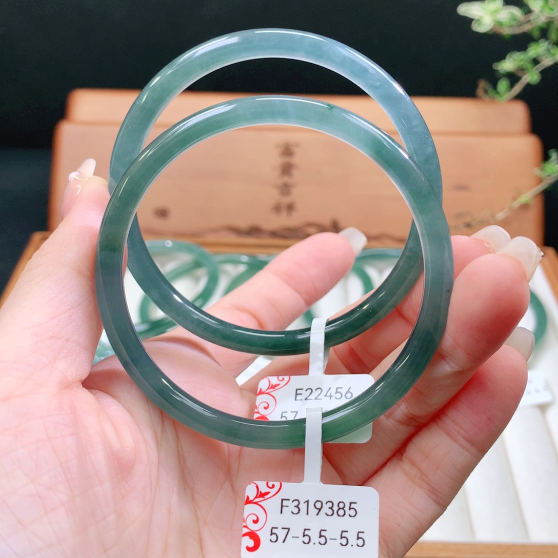 翡翠手镯未镶嵌天然
