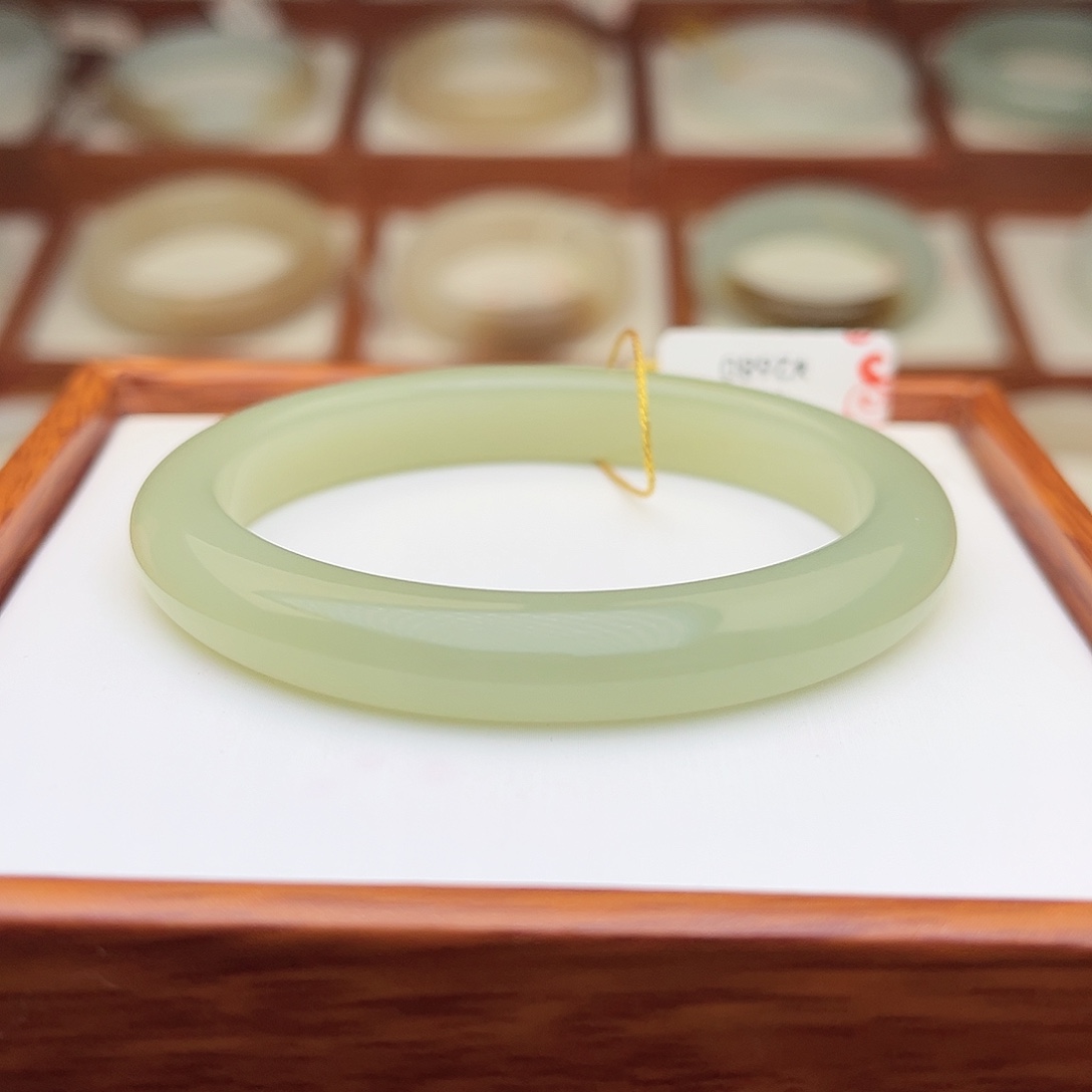 和田玉未镶嵌手镯50