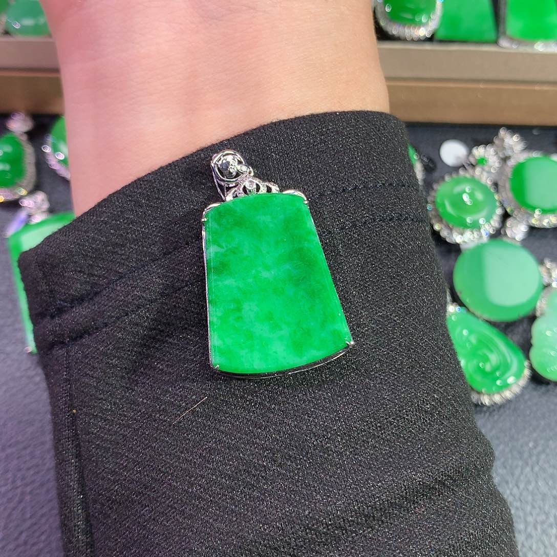 翡翠吊坠(赠链)18K金镶嵌