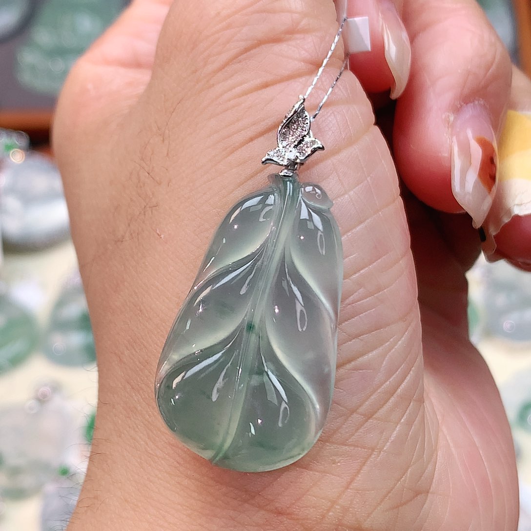 颈饰18K金镶嵌翡翠叶子