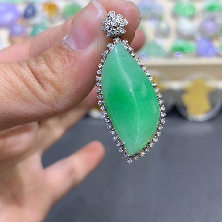 翡翠颈饰18K金镶嵌翡翠