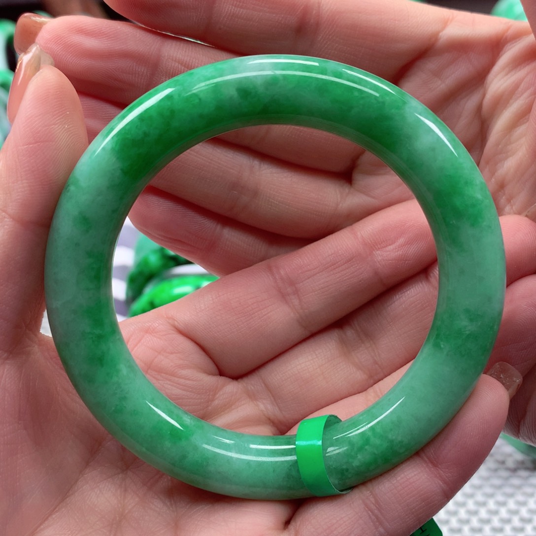 翡翠手镯未镶嵌翡翠