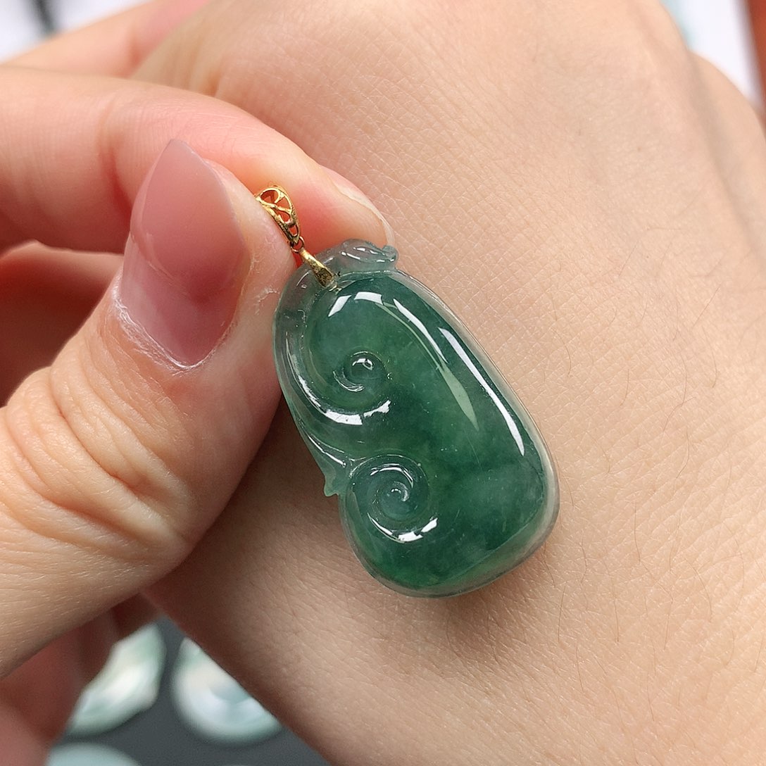 翡翠颈饰18K金镶嵌如意