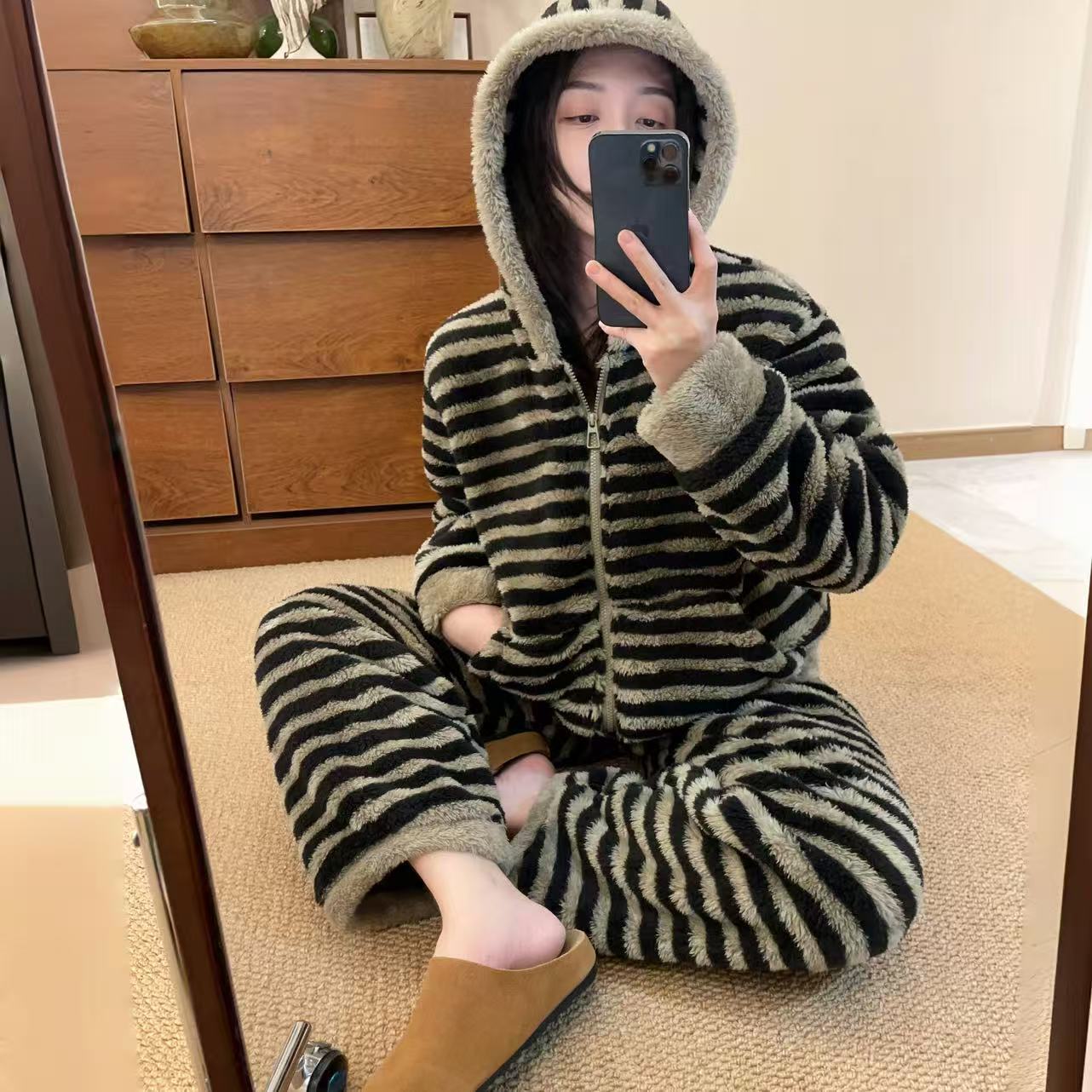 情侣款条纹睡衣宽松保暖家居服套装加厚北极珊瑚绒亲肤长袖冬季