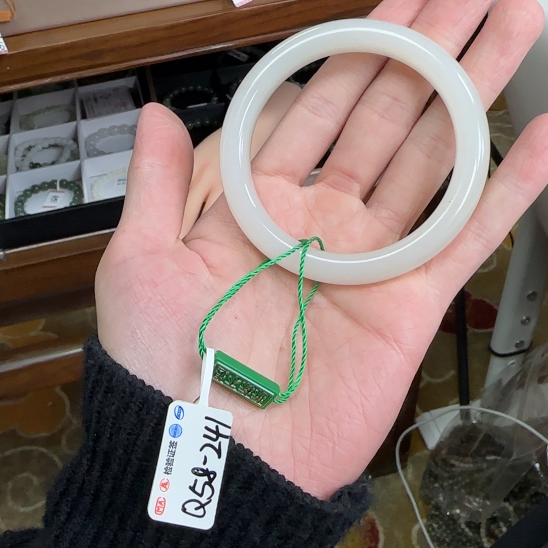 和田玉未镶嵌手镯