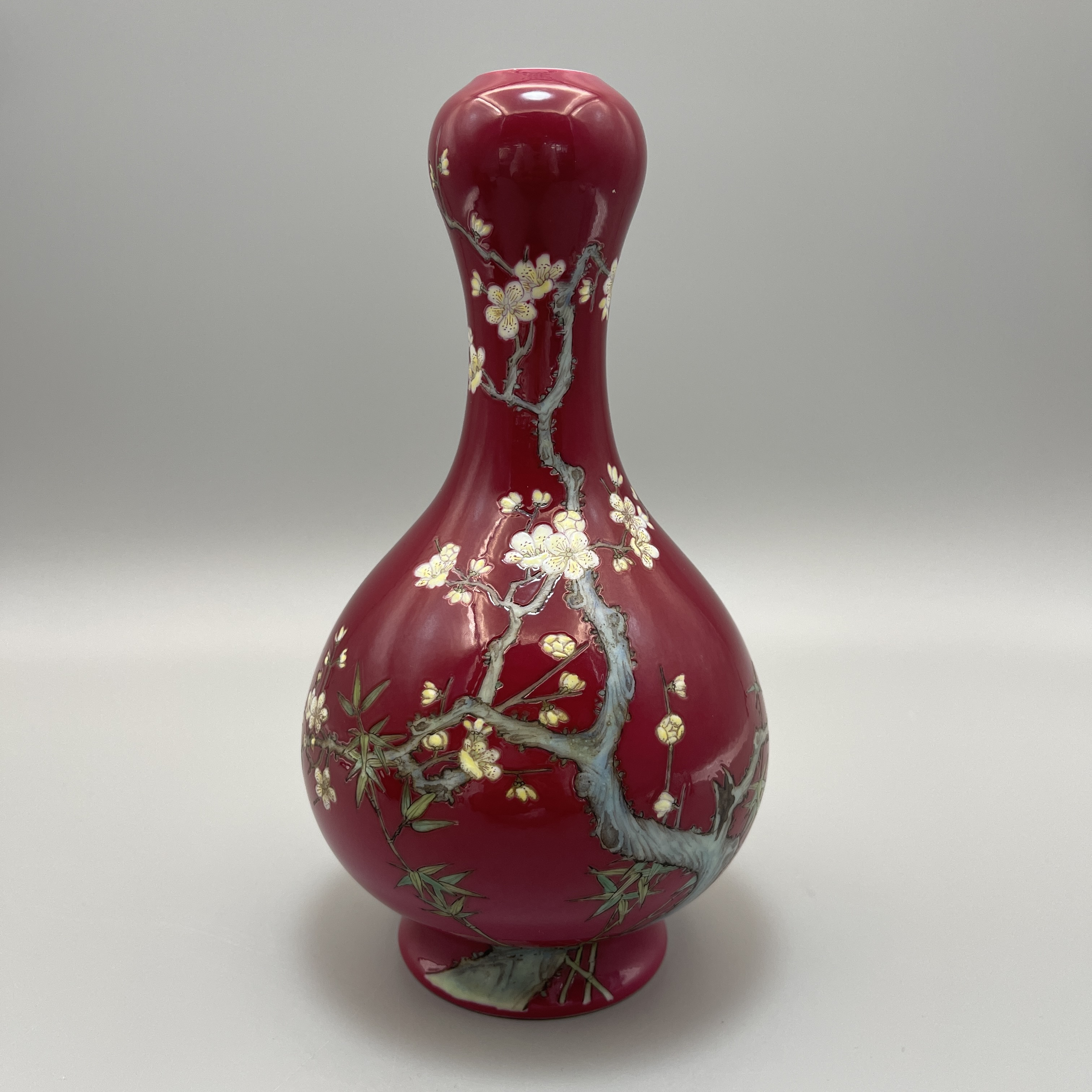 胭脂红地粉彩梅花蒜头瓶H8408