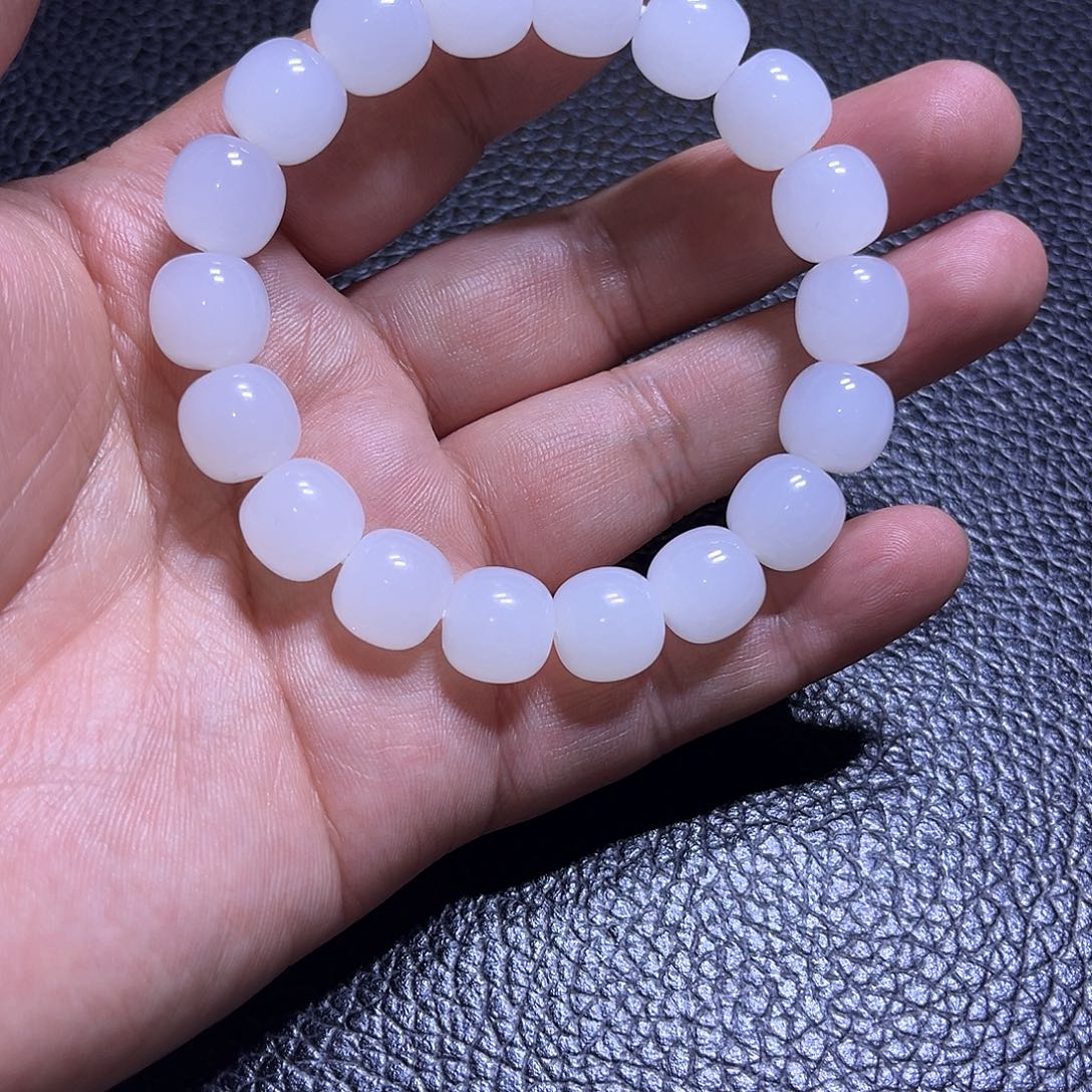 尔***光和田玉未镶嵌手链