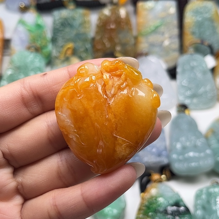 翡翠未镶嵌颈饰寿桃