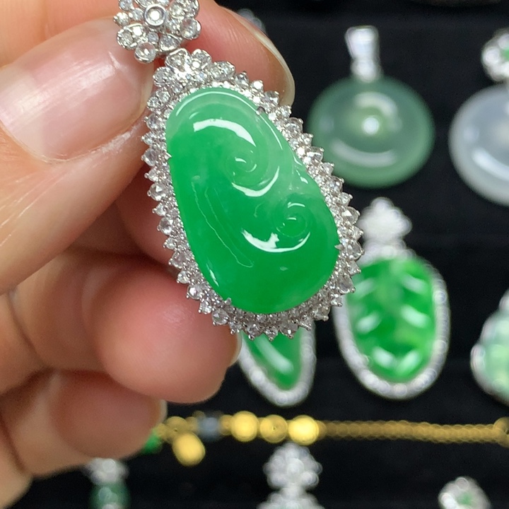 翡翠18K金镶嵌颈饰吊坠