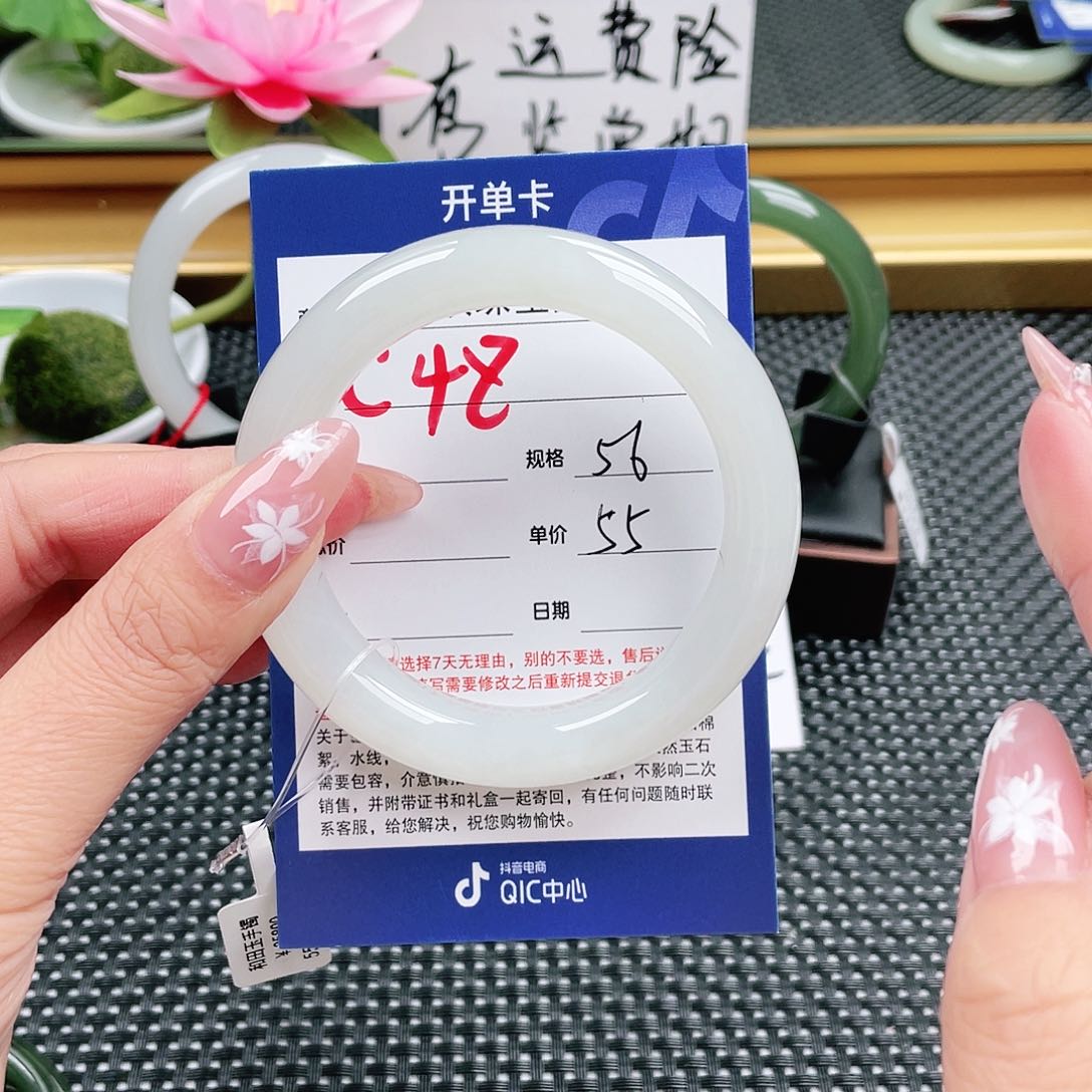 和田玉未镶嵌手镯知**否