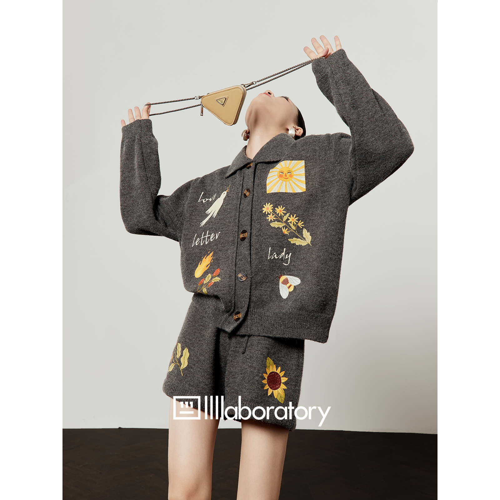 《太阳颂》灰色针织套装女秋2025新款印花宽松通勤气质高级感