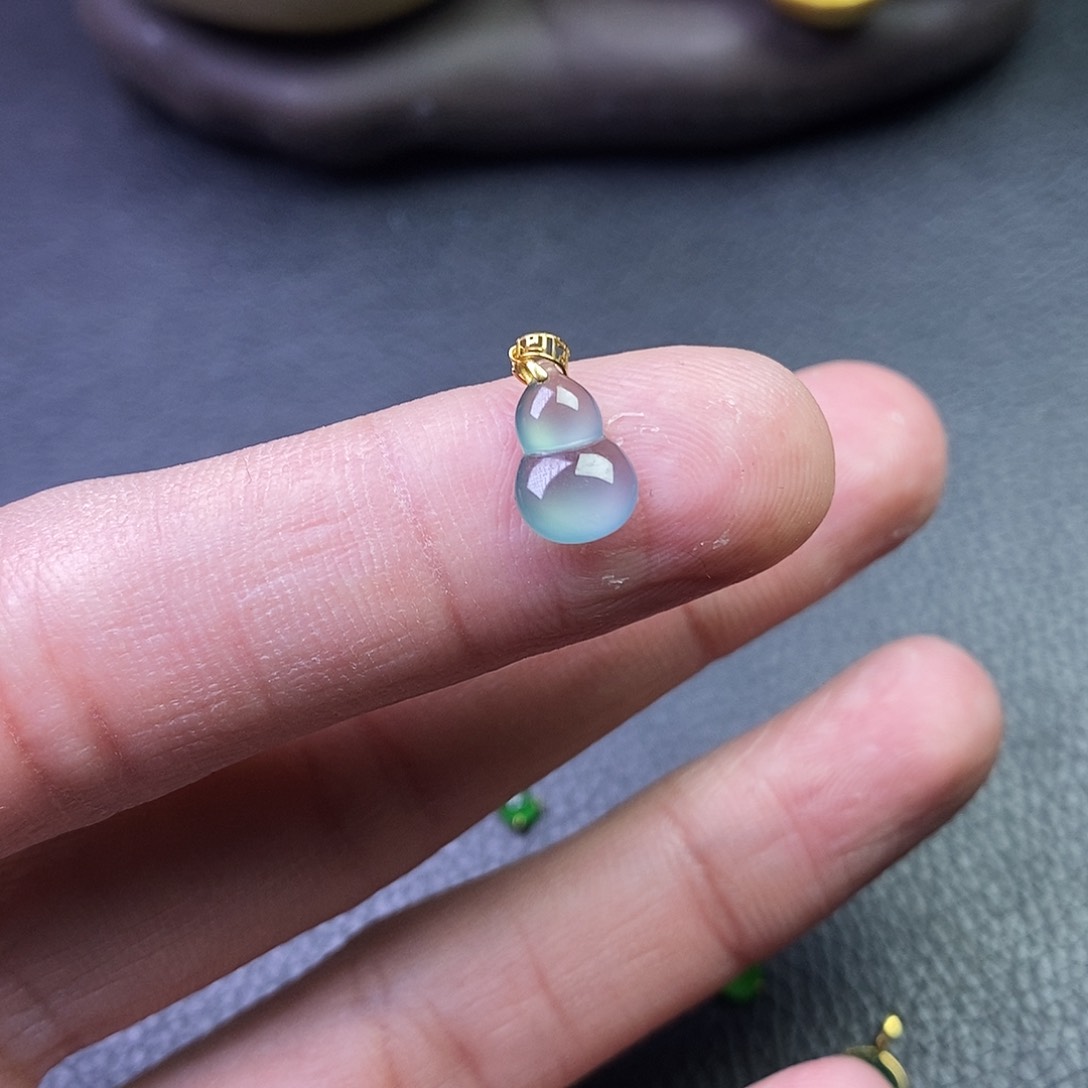 颈饰18K金镶嵌翡翠