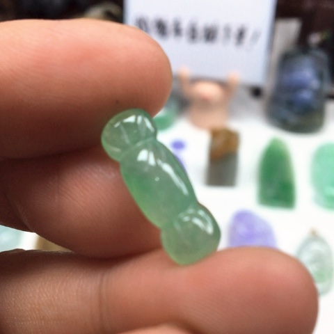 翡翠未镶嵌颈饰糖