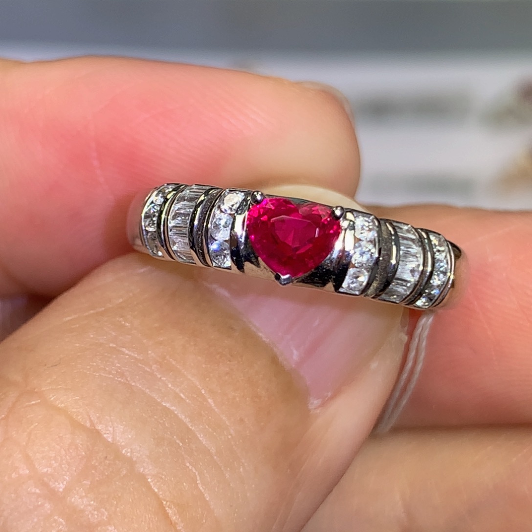 红宝石戒指18K金镶嵌