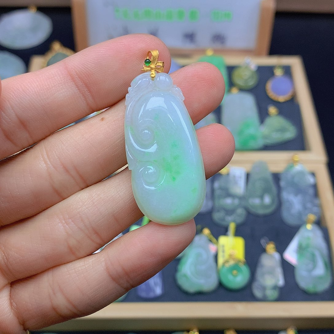 翡翠颈饰18K金镶嵌翡翠