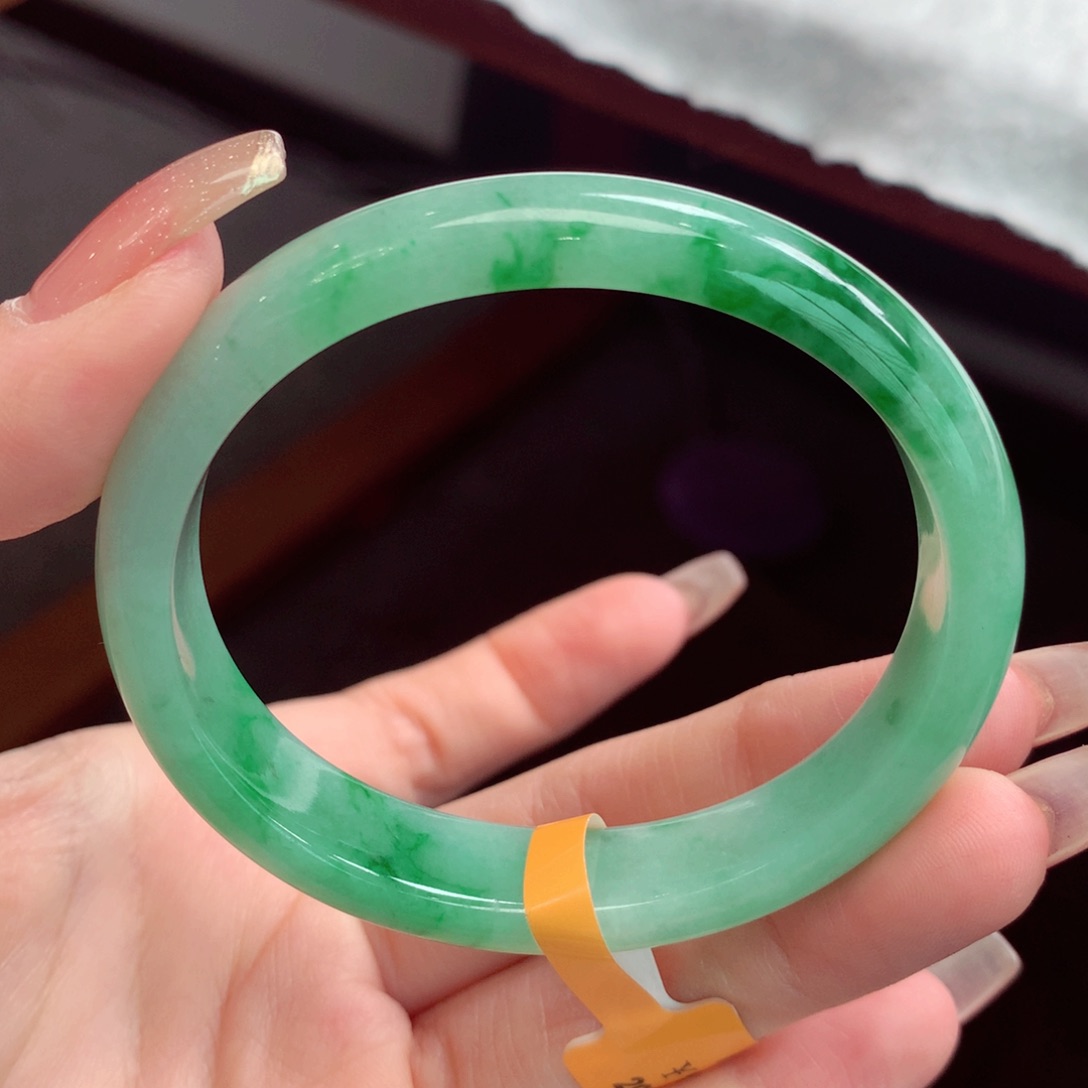 翡翠手镯未镶嵌翡翠