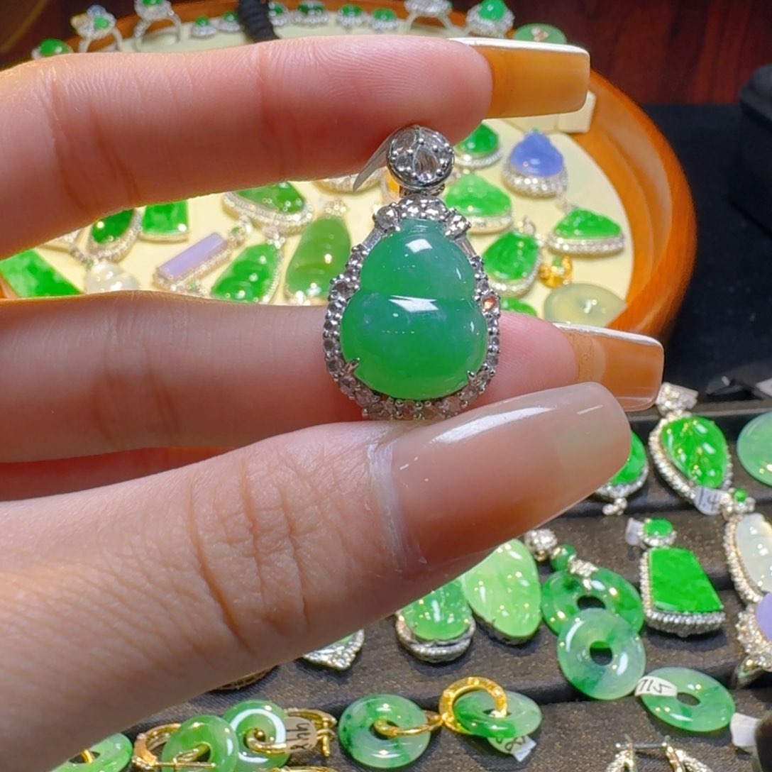 翡翠18K金镶嵌颈饰葫芦吊坠