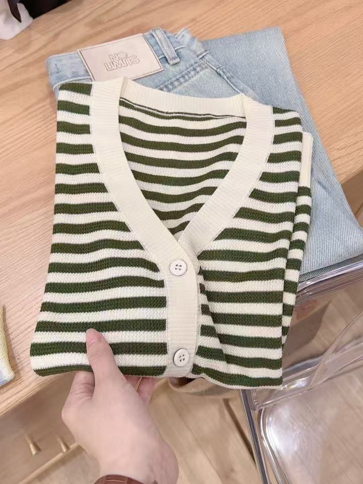 七言家巨好看！V领米绿条纹短袖开衫8