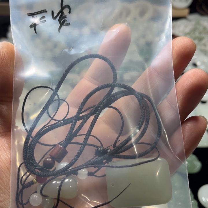 石英质玉未镶嵌颈饰