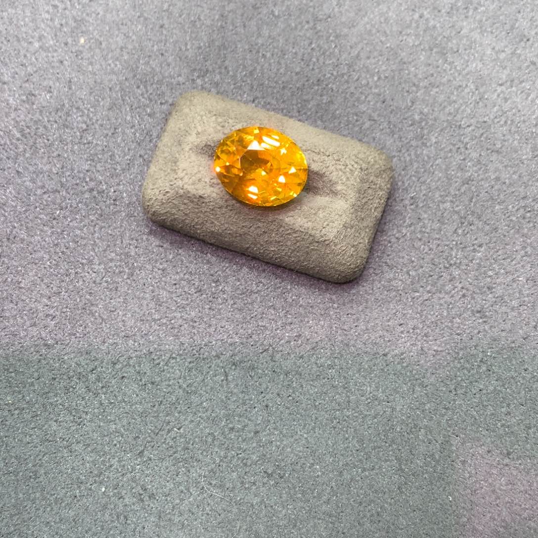 裸石蓝宝石6.76ct GUILd金丝雀