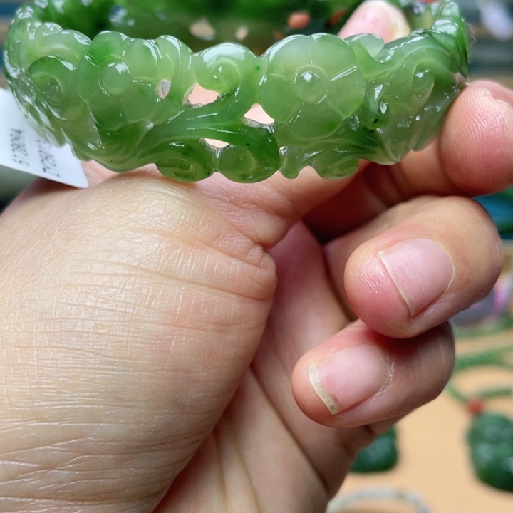 和田玉手镯60圈口。编号70未镶嵌