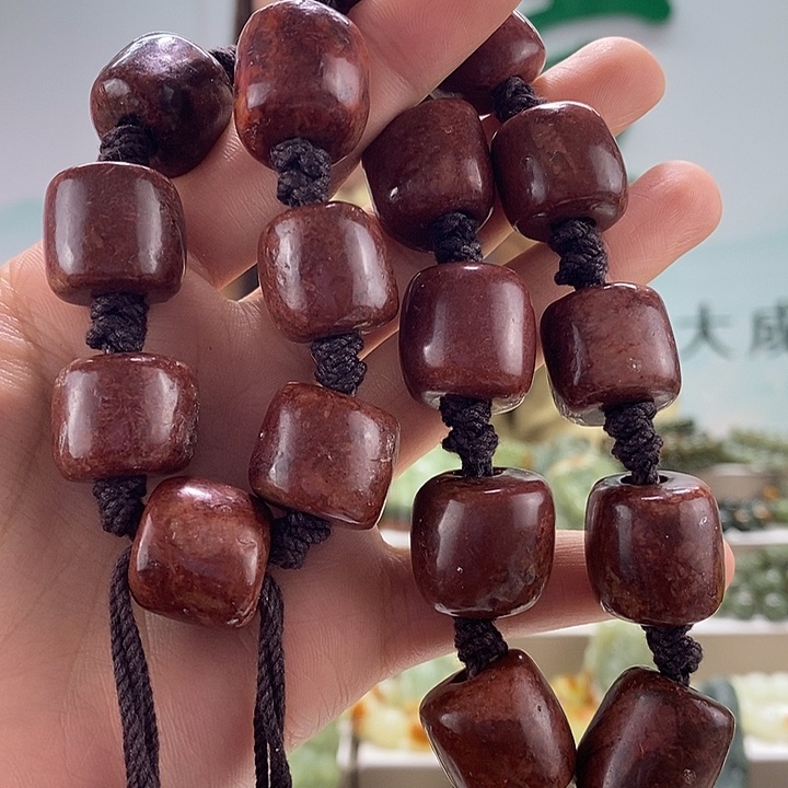 岫岩河磨玉（透闪石质玉）手持未镶嵌