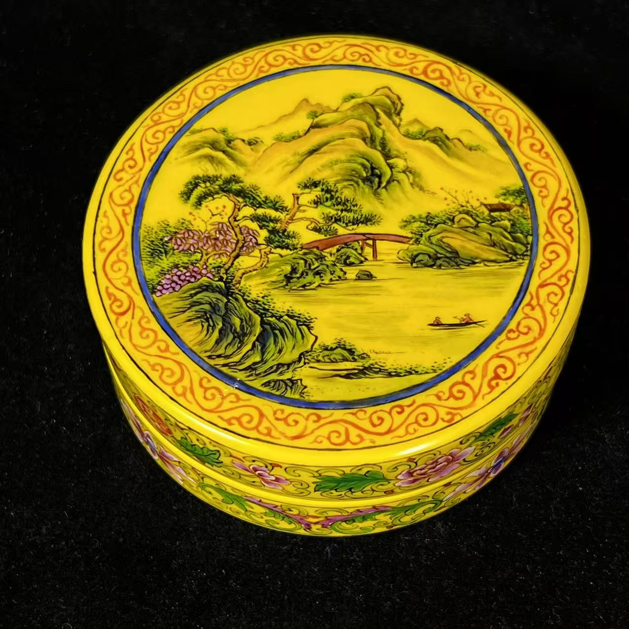 Lot5:  黄料山水盖盒D：7.1cm/210.9g