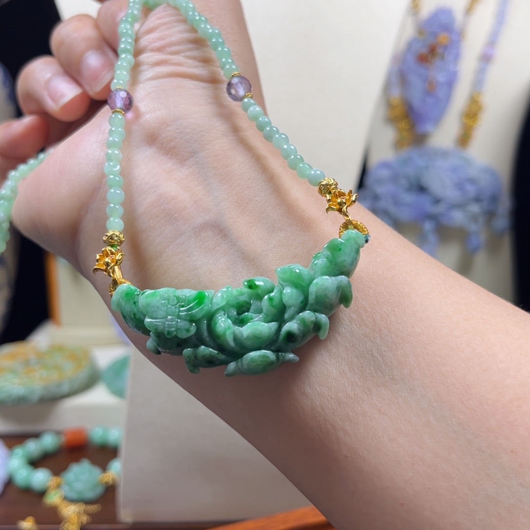 翡翠未镶嵌颈饰辣绿牡丹