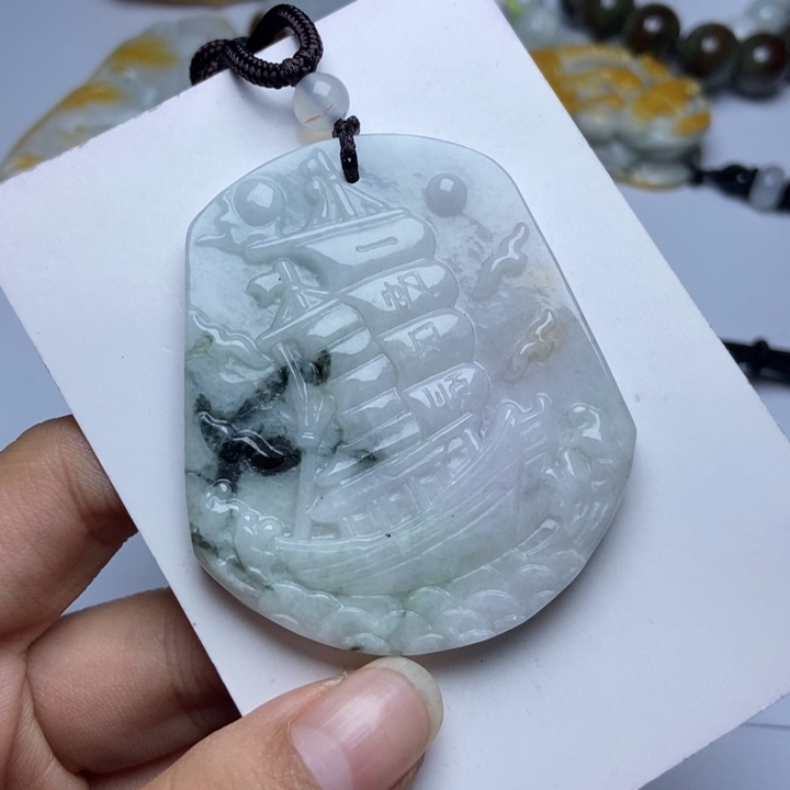 翡翠颈饰未镶嵌翡翠