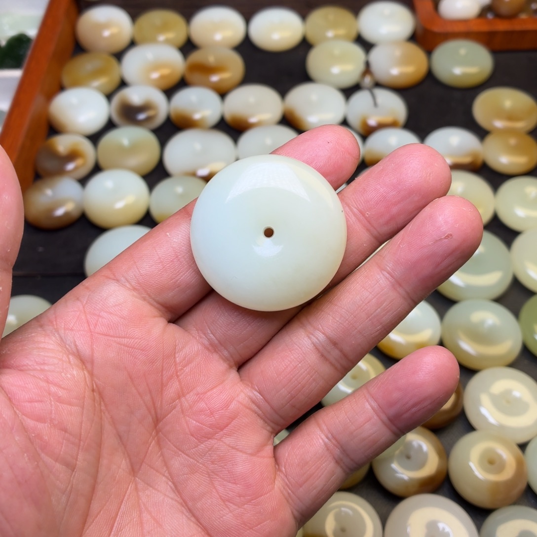 。***。和田玉未镶嵌颈饰