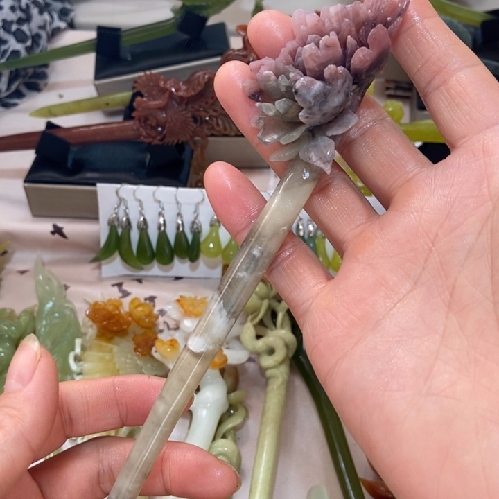 蛇纹石玉发簪未镶嵌上**?