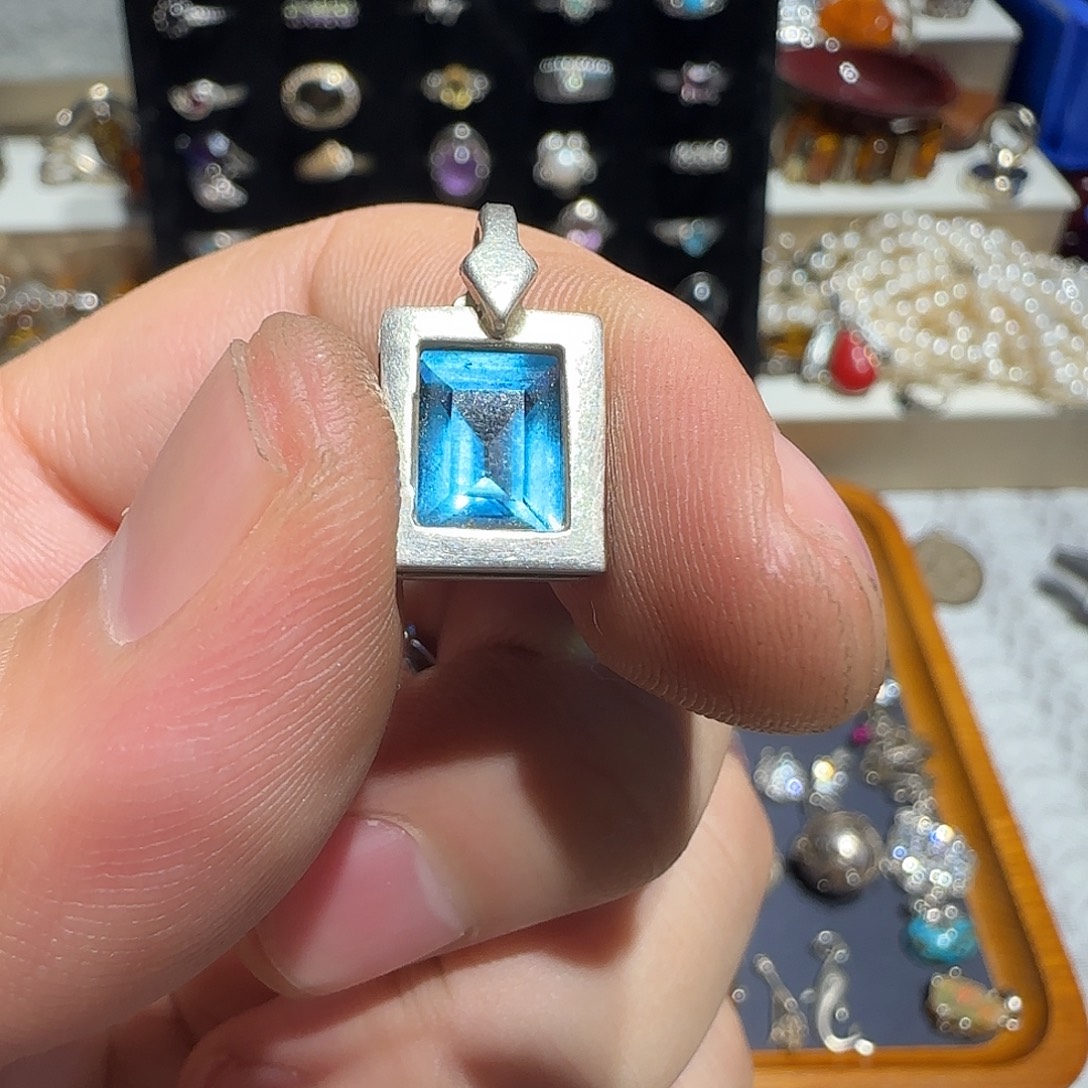 ****暖大理石纯铜吊坠的设计也是