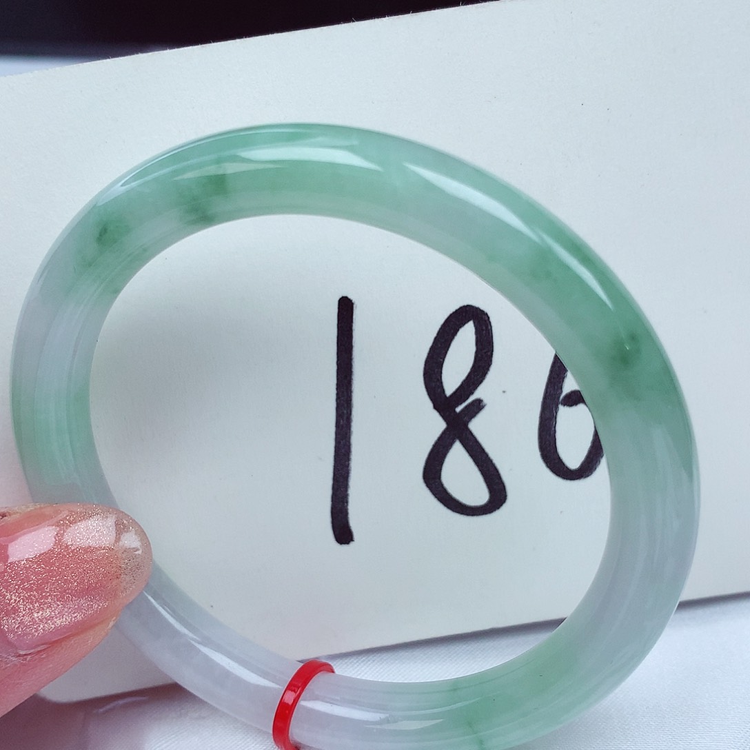 翡翠手镯未镶嵌翡翠